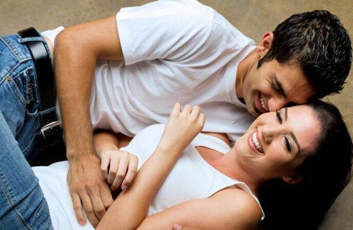 Мужчына ўзбуджаецца, датыкаючыся да дзяўчыны